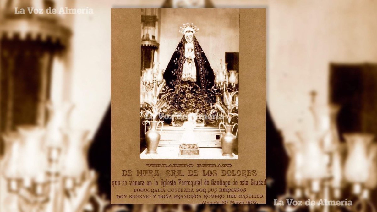 Fotografía de principios del siglo veinte de la Virgen de la Soledad, que llenaba la noche del Viernes Santo en Almería.