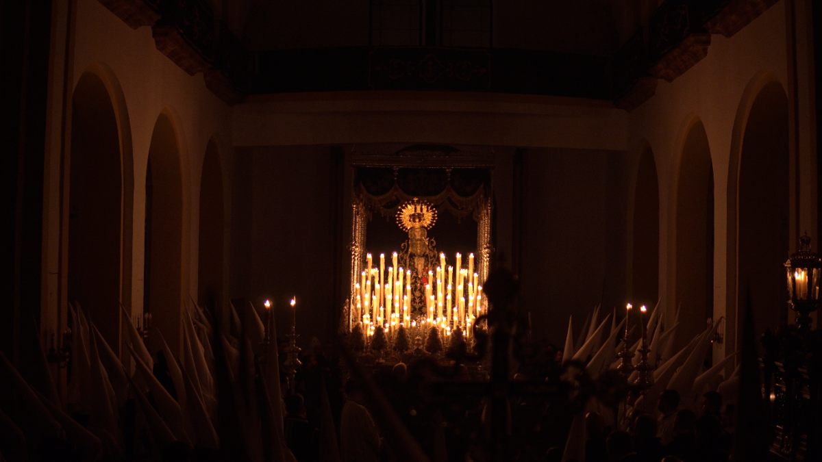María Santísima del Consuelo en el interior de San Agustín tras la estación de penitencia de la Hermandad del Silencio