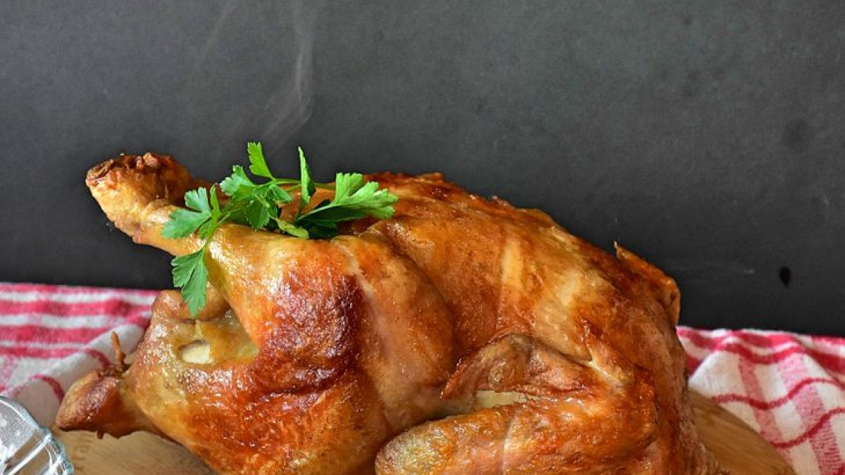 Hoy, pollo al horno para el almuerzo.