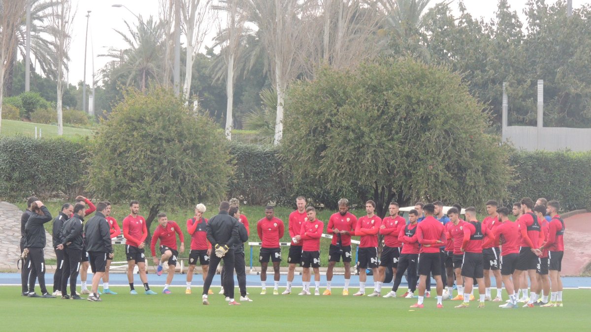 Jugadores y cuerpo técnico unidos para puntuar en Valladolid.