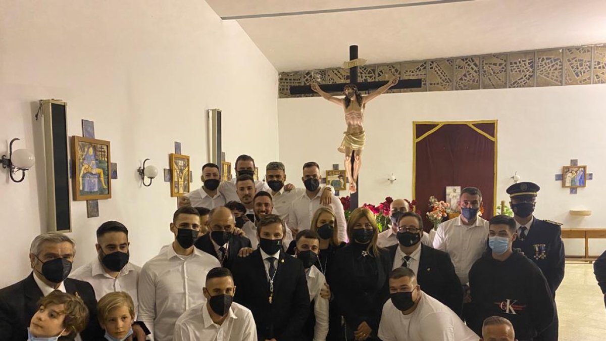 Concejales de Roquetas de Mar junto a los costaleros.