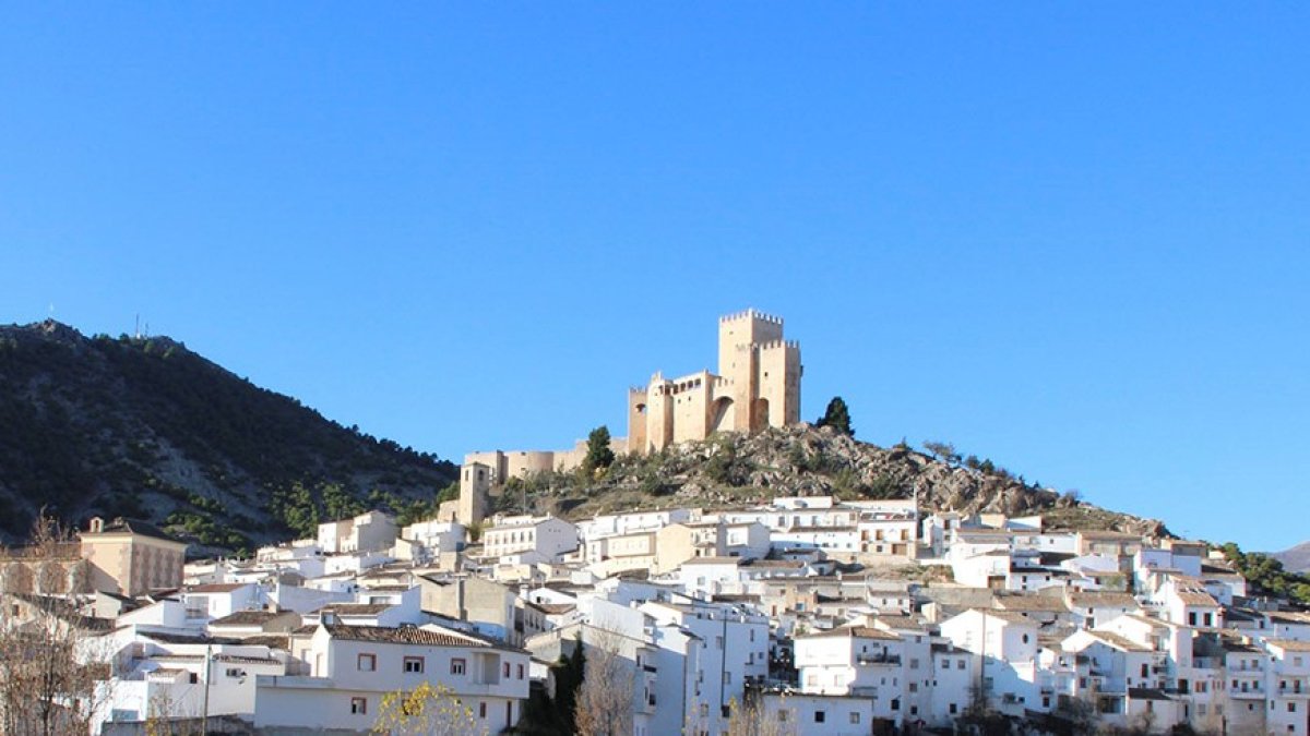 Imagen del castillo junto al pueblo de Vélez-Blanco.