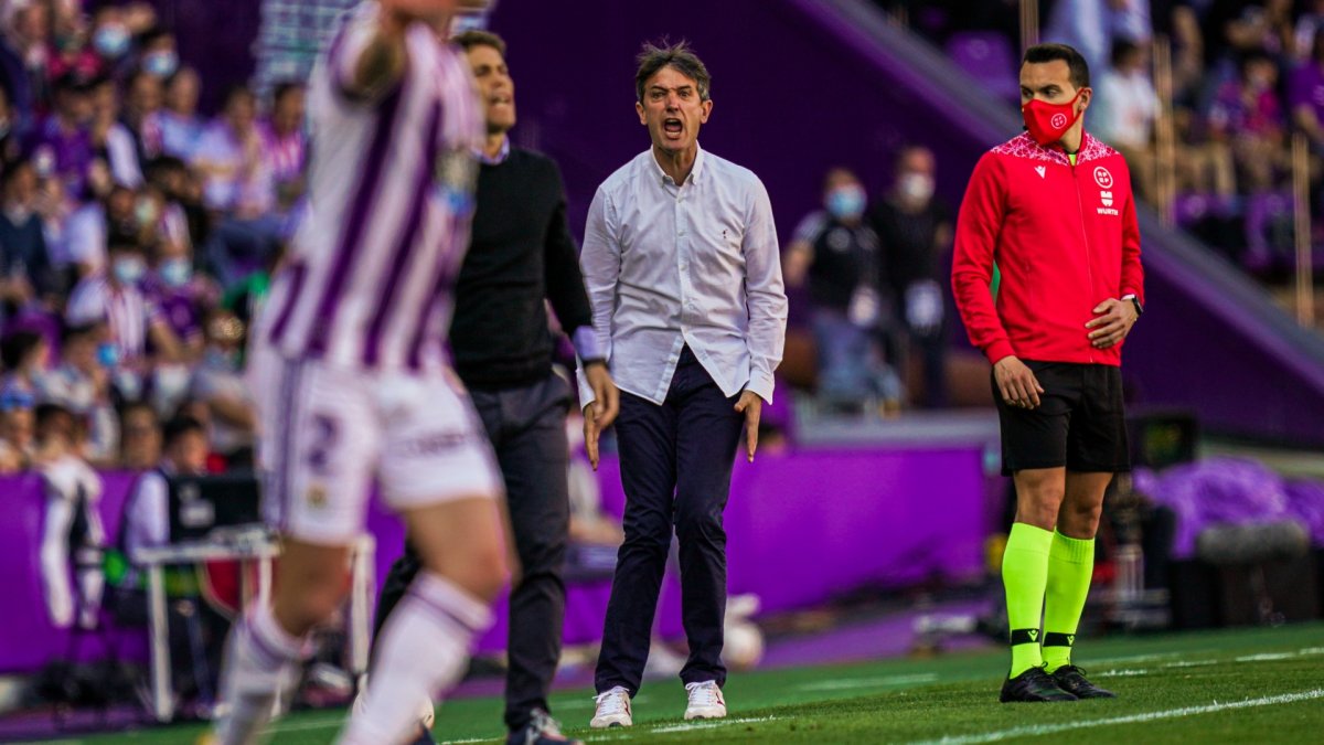 Pacheta gritando en la banda en la primera mitad del choque.