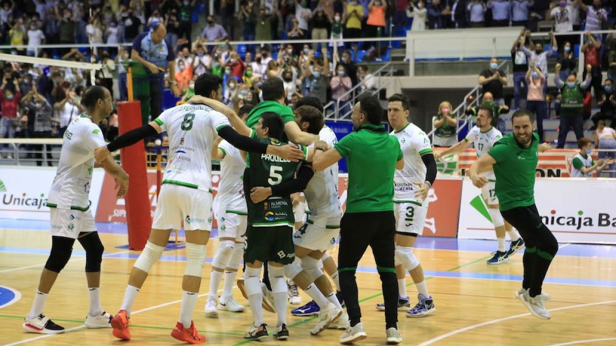 Celebración de Unicaja Costa de Almería tras ganar a Guaguas.