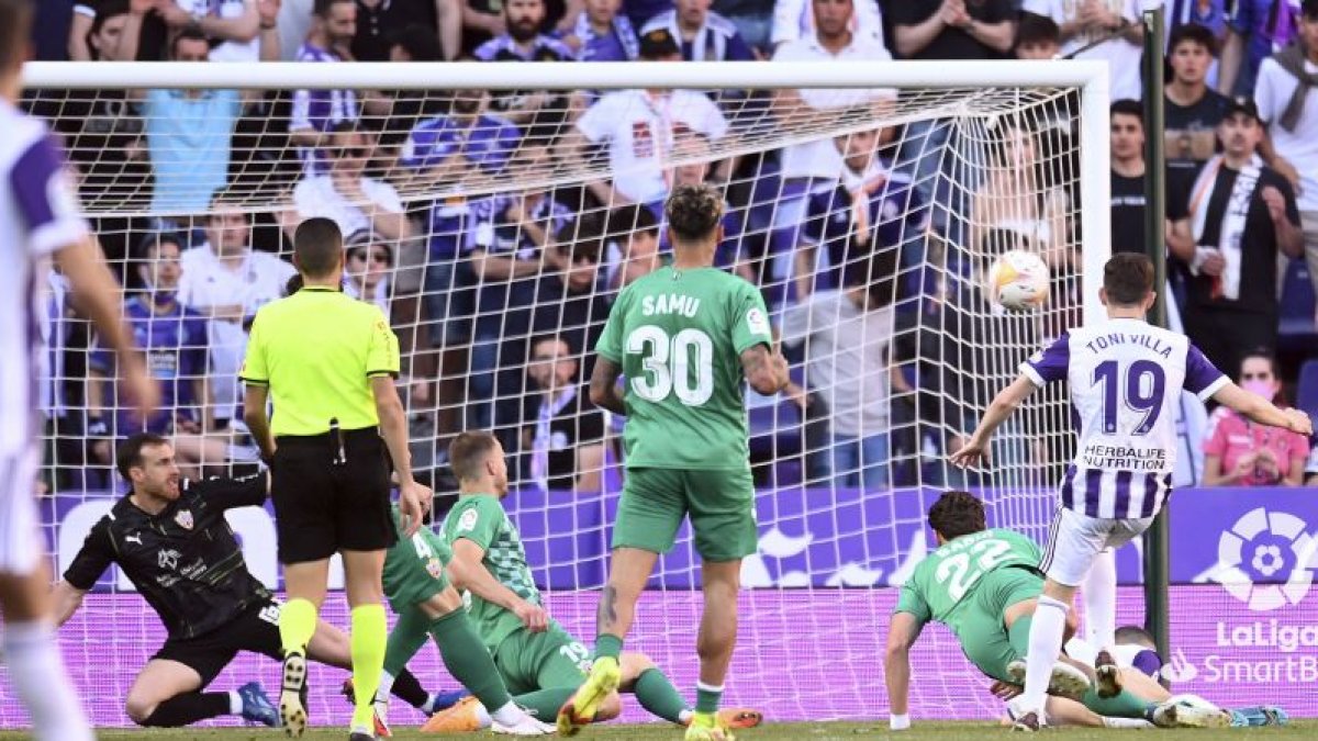 Toni Villa remata a placer el segundo gol del Real Valladolid.