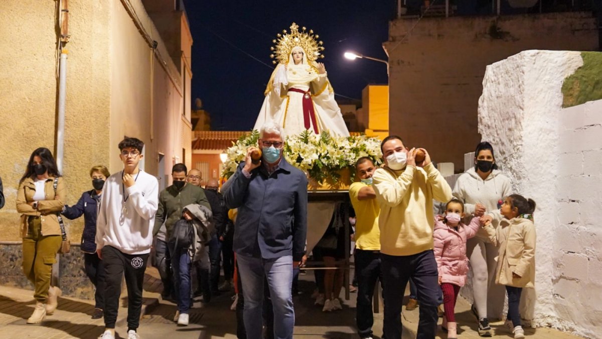El alcalde, Ismael Torres, en la procesión.