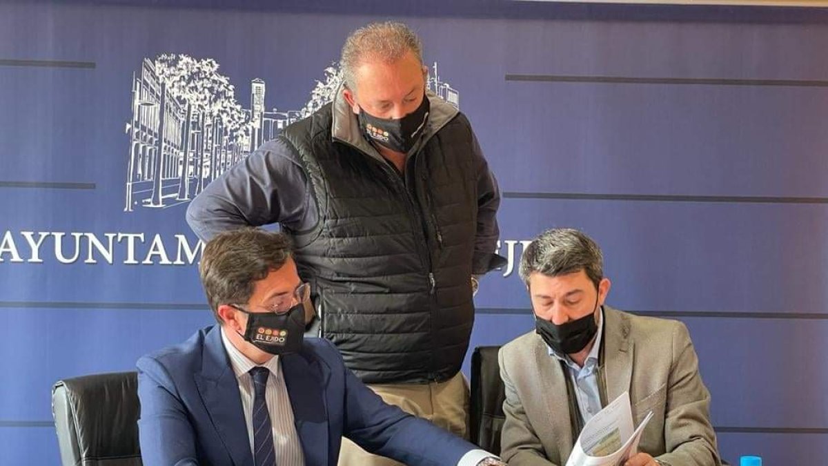 Francisco Góngora, alcalde de El Ejido, mirando el proyecto.