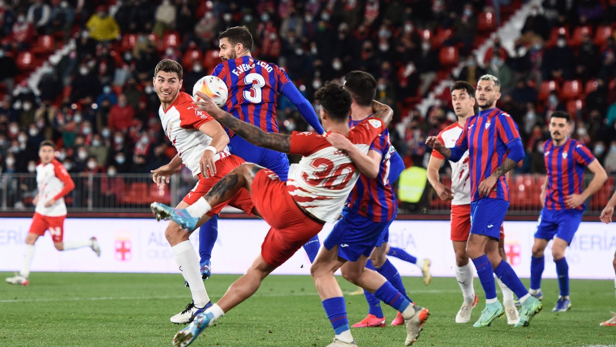 Una jugada del Almería-Eibar, los dos equipos en ascenso directo.