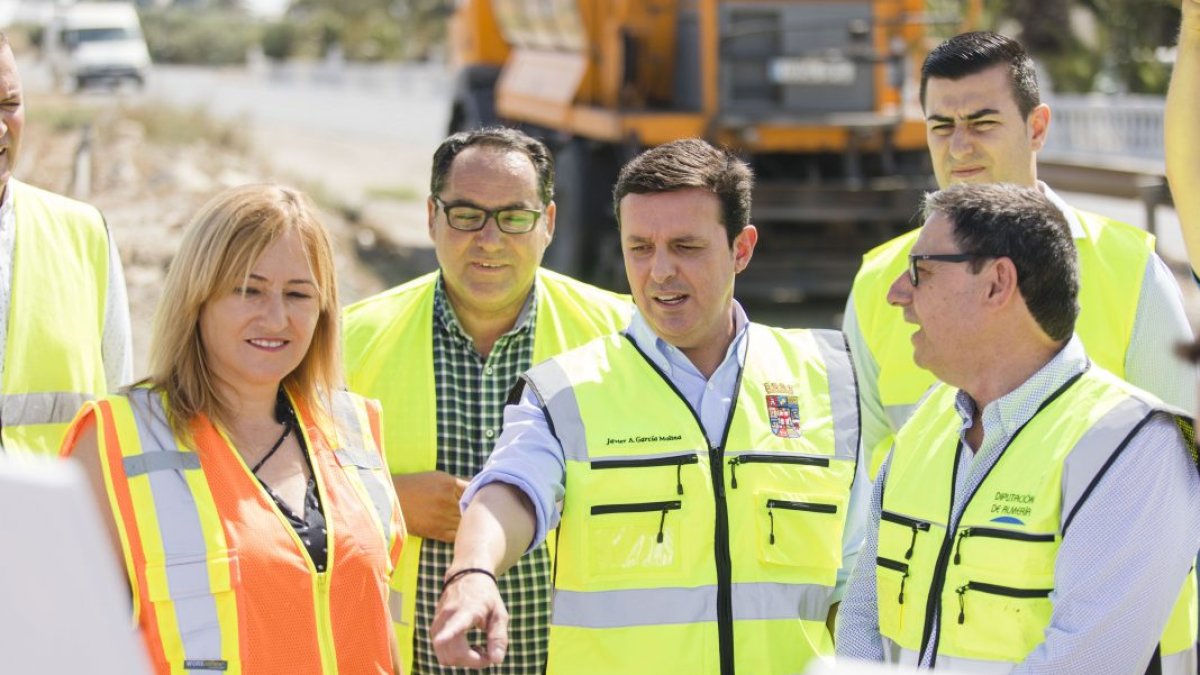 Foto de archivo de una visita a la reforma de caminos municipales de Níjar.