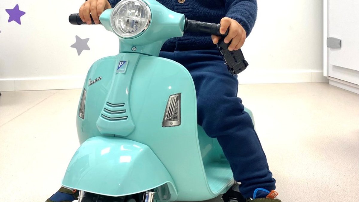 Un niño en una moto infantil.