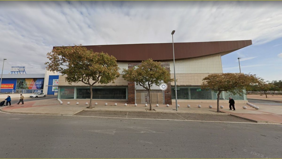 Instalaciones ubicadas en la Carretera del Ingenio que llevan años cerradas.