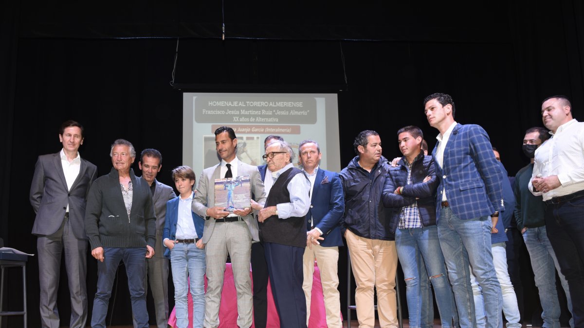 Jesús Almería rodeado de profesionales y amigos. Foto: Baltasar Gálvez