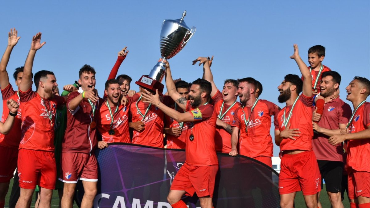 Jugadores del Adra celebrando su logro.