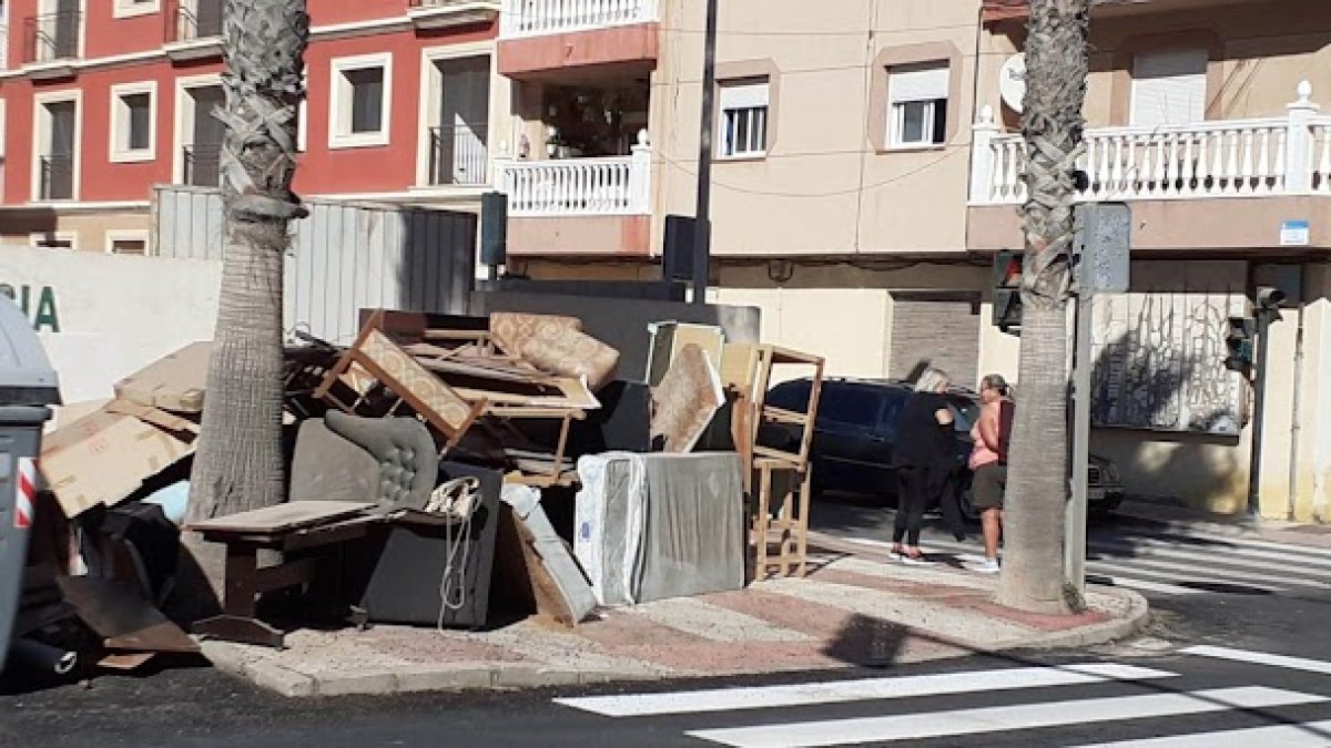 Enseres voluminosos acumulados en la vía.