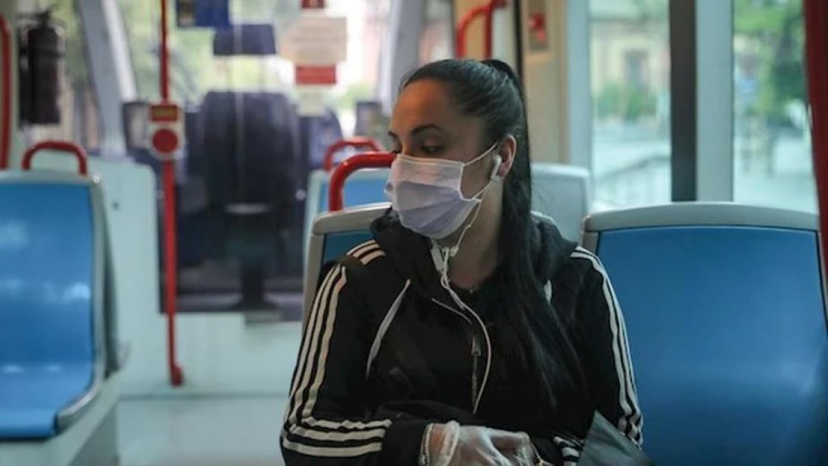 La mascarilla sigue siendo en los transportes públicos.