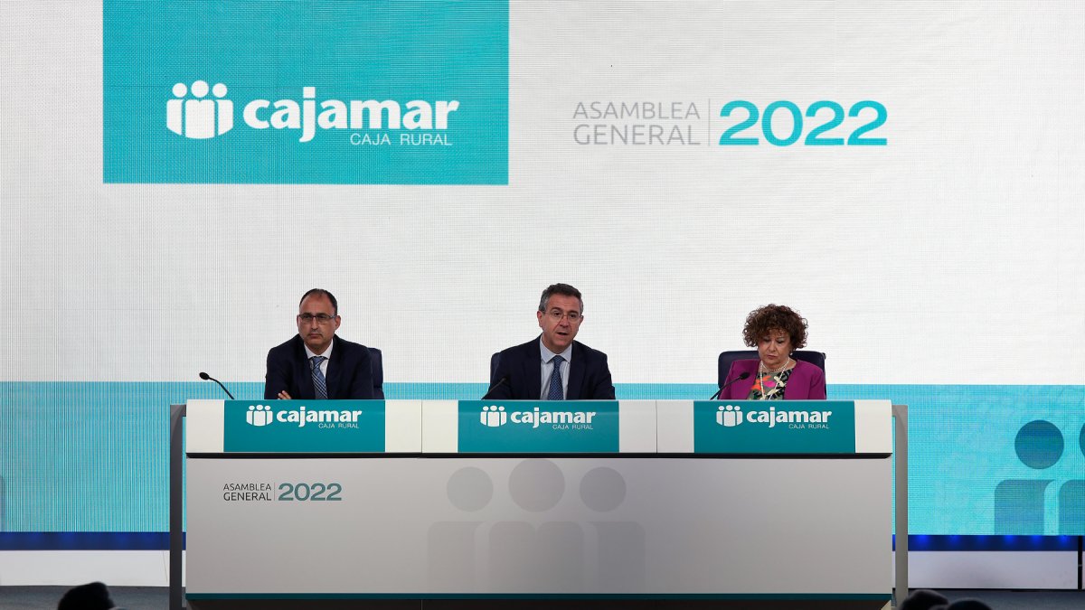 Manuel Villegas (director general), Eduardo Baamonde (presidente) y María Luisa Trinidad (secretaria), presidiendo la asamblea ayer.