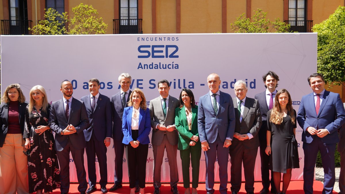 Foto de familia tras el acto sobre el AVE de Cadena SER Andalucía.