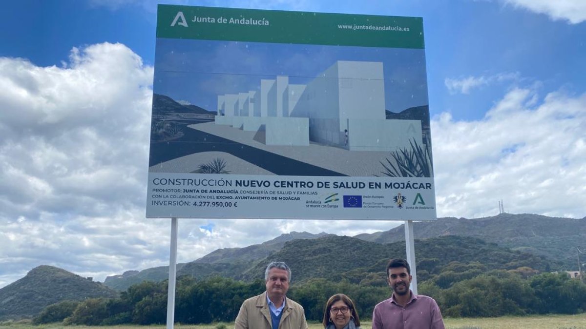 Autoridades en el lugar donde se levantará el centro de salud.