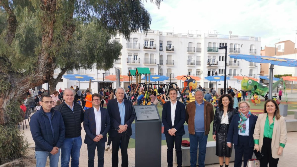 Los miembros del equipo de Gobierno municipal durante la inauguración.