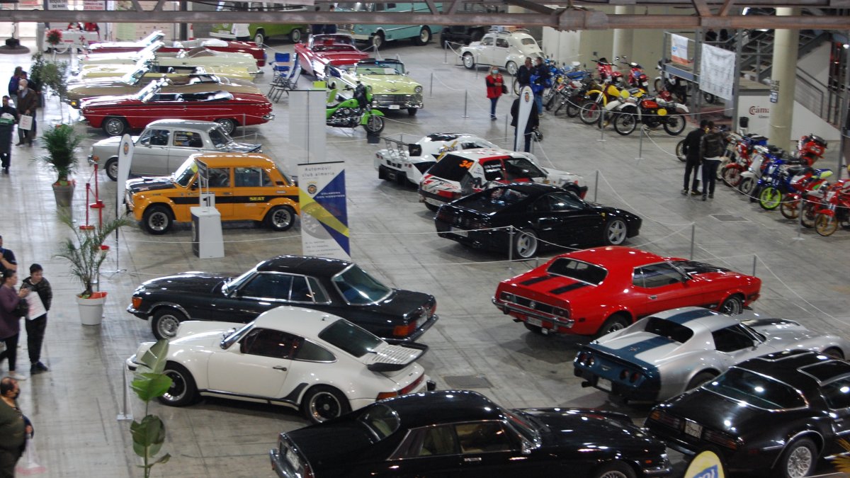 En el pasillo central conviven la competición del rally con el brutal descaro de los \'muscle cars\' americanos. Foto de V.N.