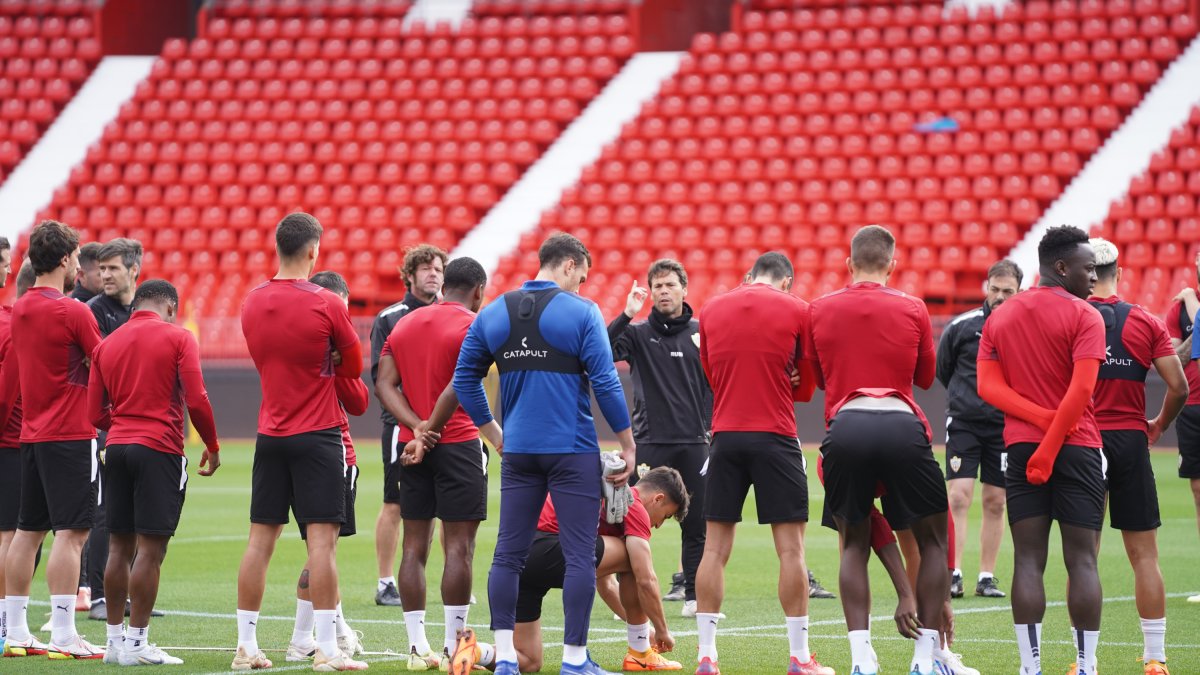 Charla de Rubi a la plantilla en el entrenamiento.