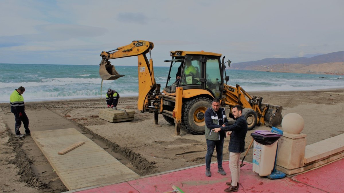 Así son las nuevas pasarelas de las playas de Almería.