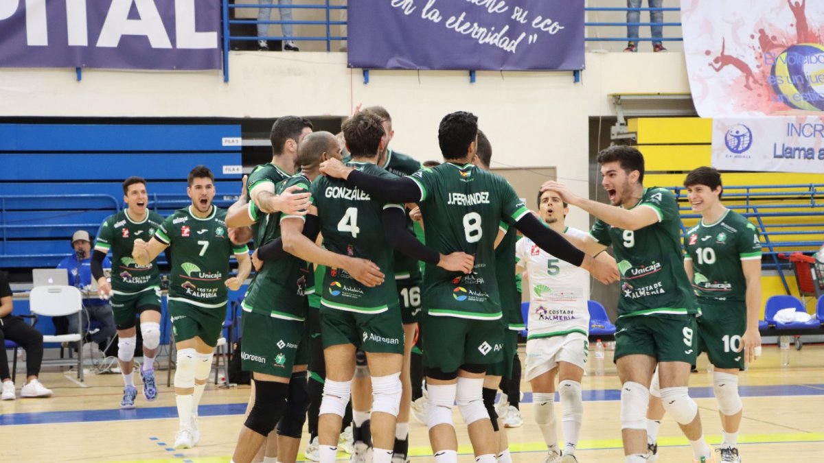 Celebración en la cancha después de imponerse en la pista del Imbroda.