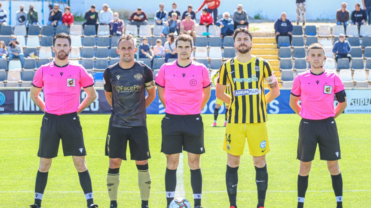 La foto del trío arbitral con los capitanes de los dos equipos.