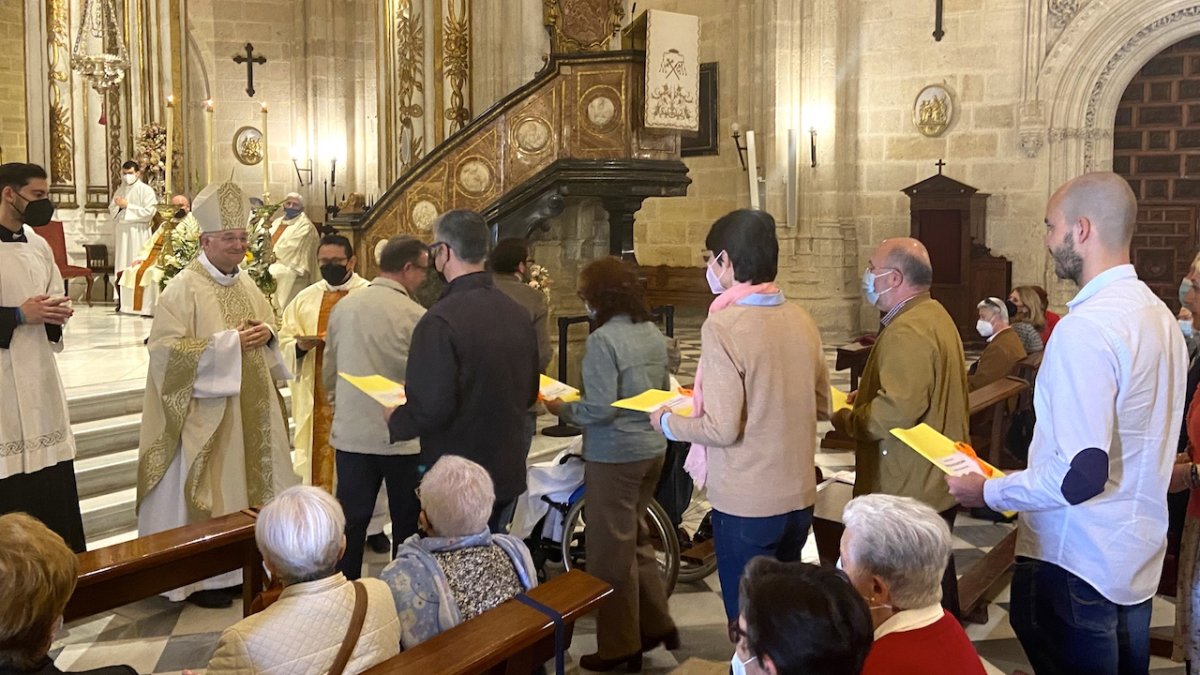 Momento de la entrega de los resultados al obispo, Antonio Gómez Cantero.