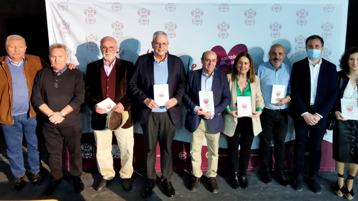Autoridades y el autor durante el encuentro literario.