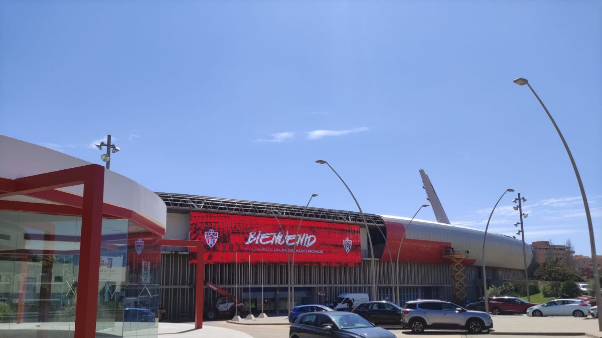 Así está la fachada de la Tribuna en el día del Almería-Sporting.