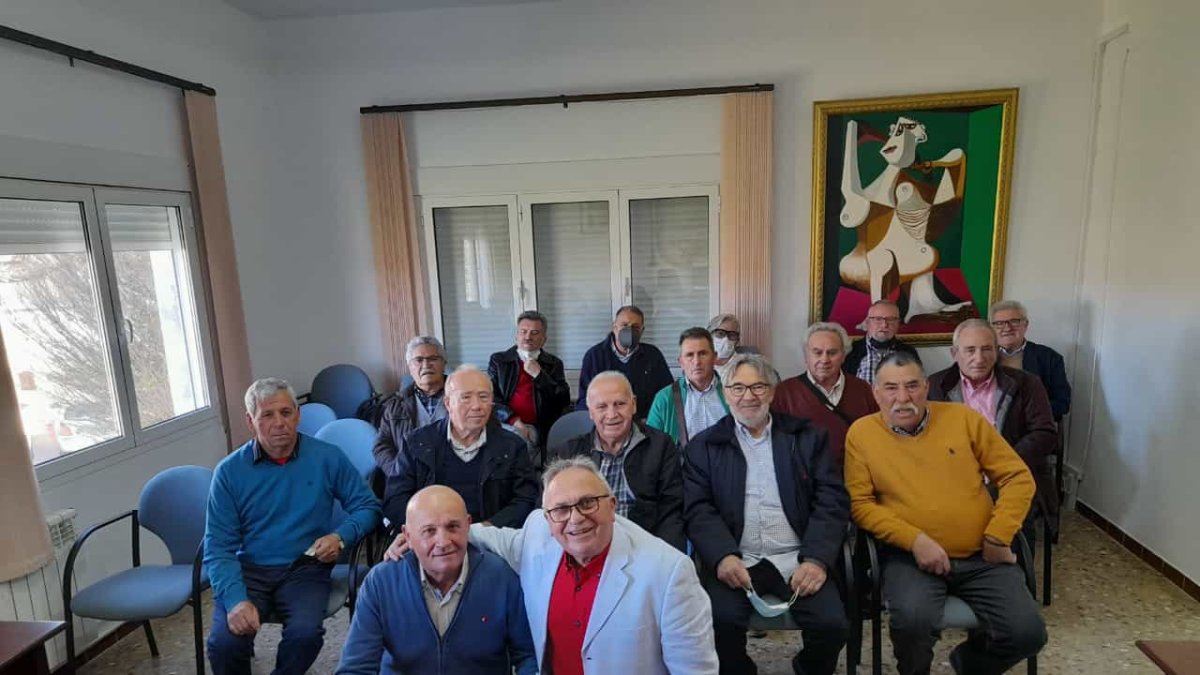 Los miembros del grupo junto al alcalde anfitrión de Taberno.