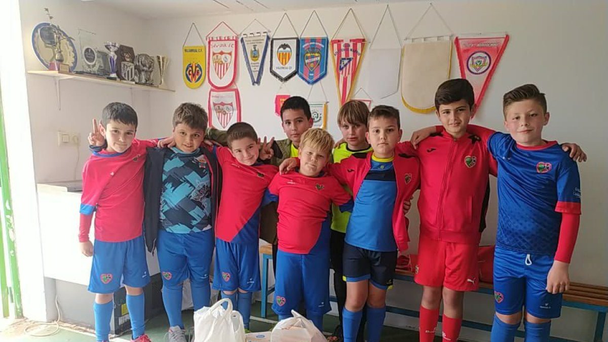 Los niños de la Escuela de Fútbol de Roquetas de Mar.