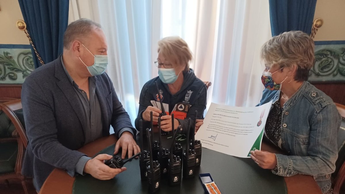 EL Ayuntamiento de Cuevas del Almanzora hace entrega de los nuevos Walkie Talkies a Protección Civil.