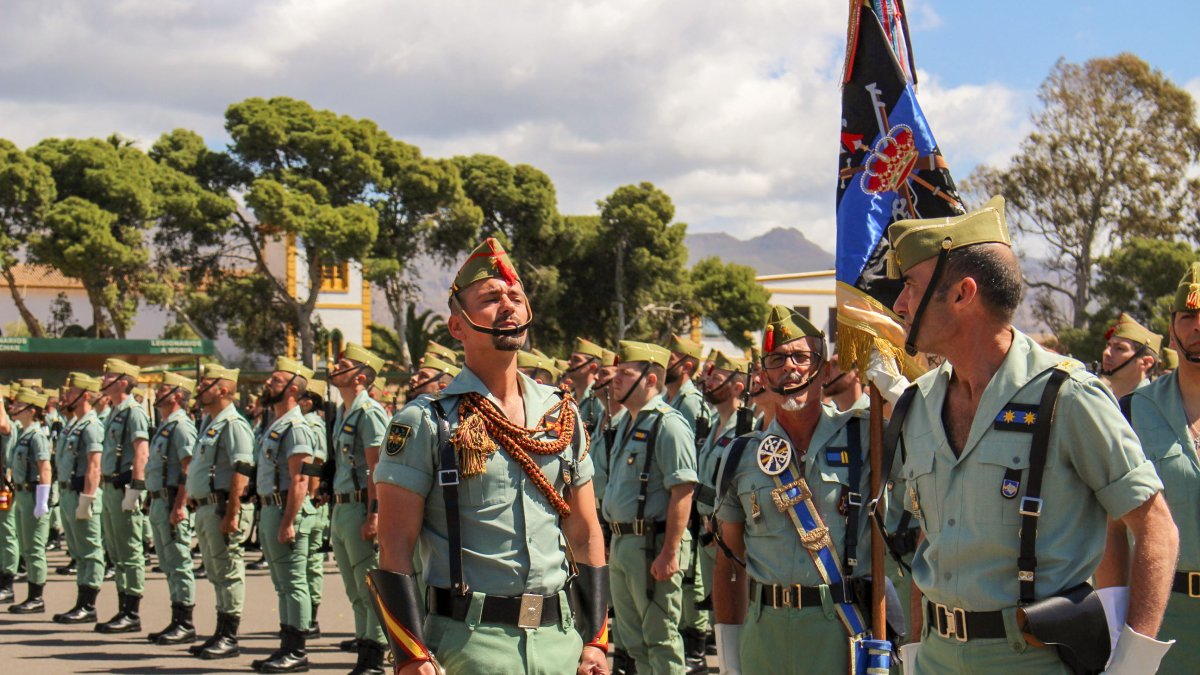 Formación legionaria, con el teniente coronel Fernández Rosas como jefe de la línea