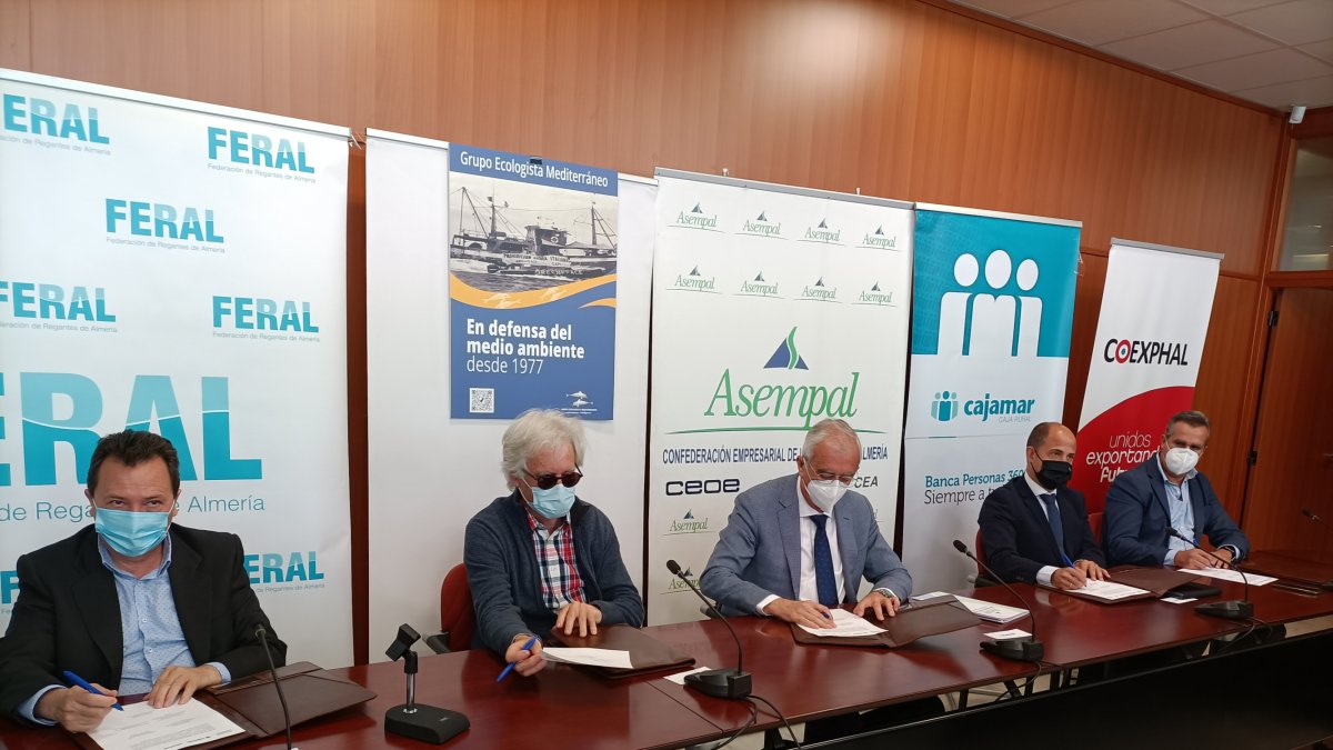 Firma del manifiesto por el autoconsumo por parte de los impulsores de la Alianza