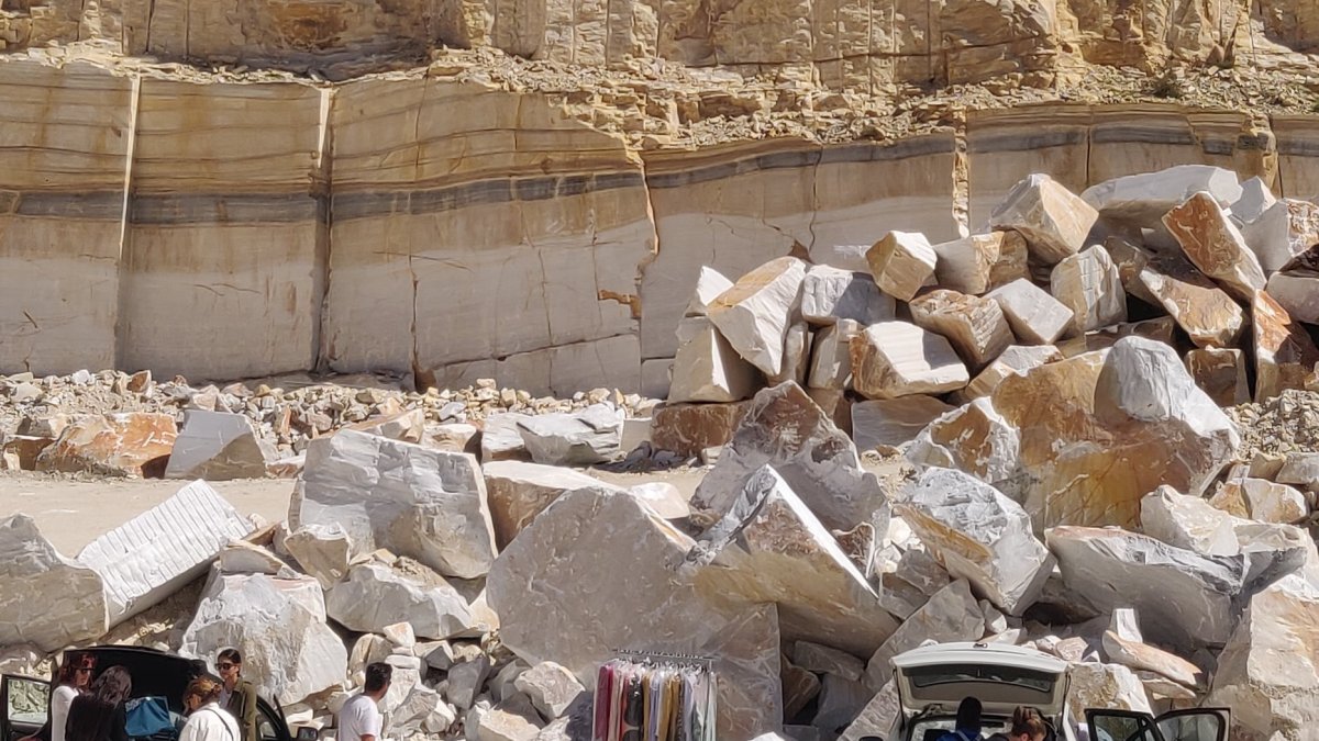 La diseñadora almeriense Susana Lirola escoge las Canteras de Macael como escenario único para inmortalizar su nueva colección.