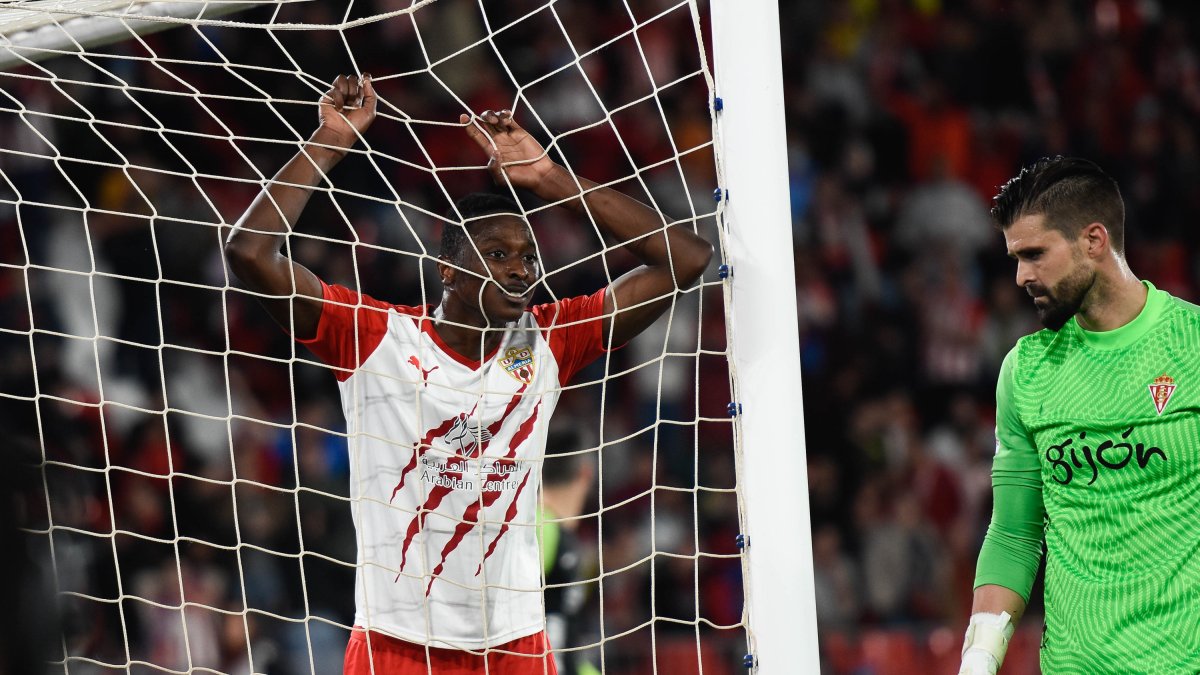 Sadiq se desespera tras fallar un gol ante el Sporting.