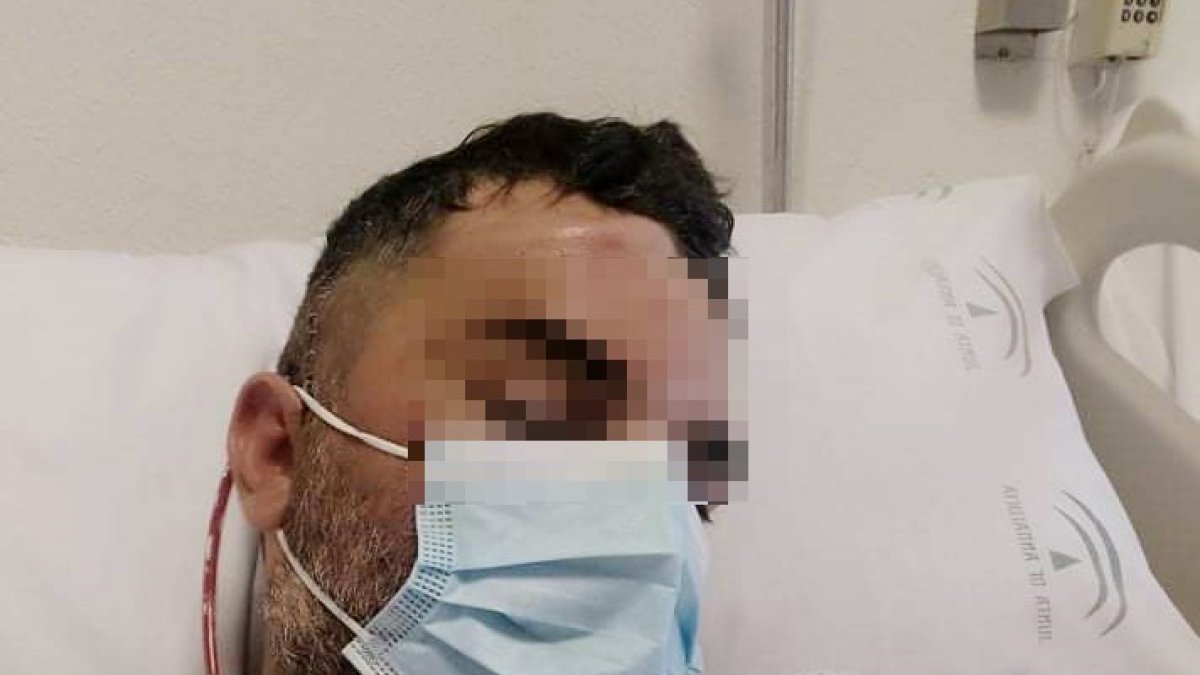 La víctima, en el hospital, con grapas en la zona lateral derecha