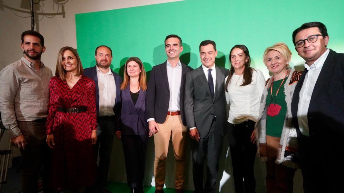 Almerienses, con Juanma Moreno, ayer en Sevilla.