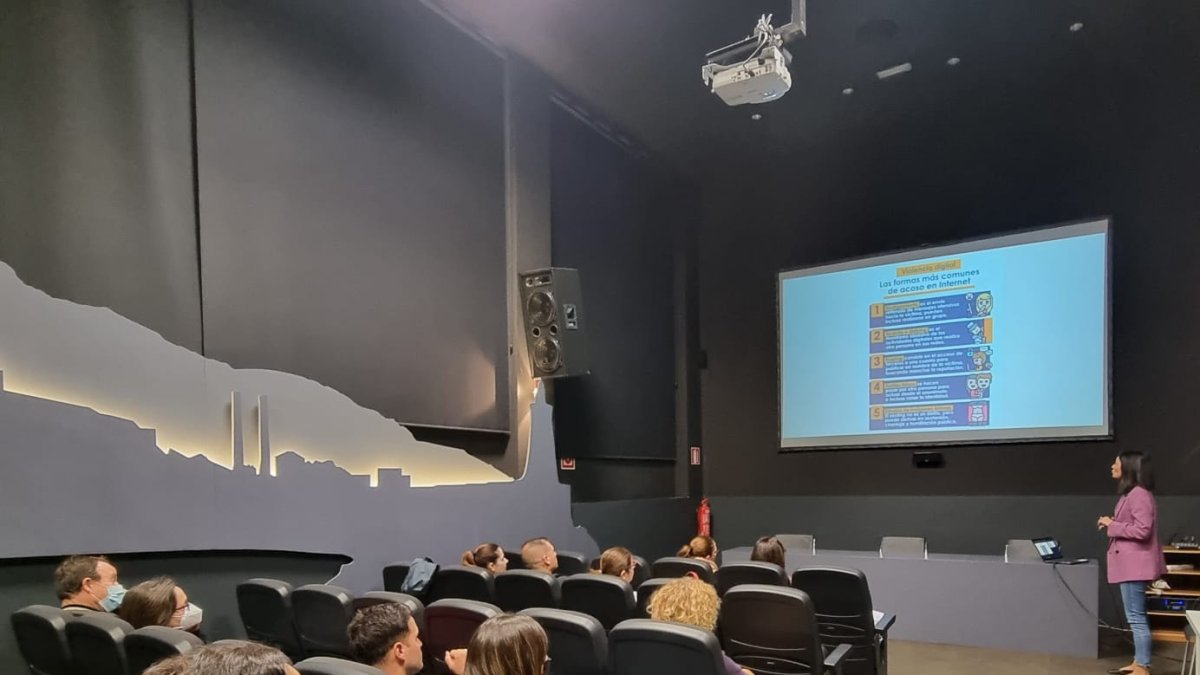 Desarrollo de la charla en Adra.