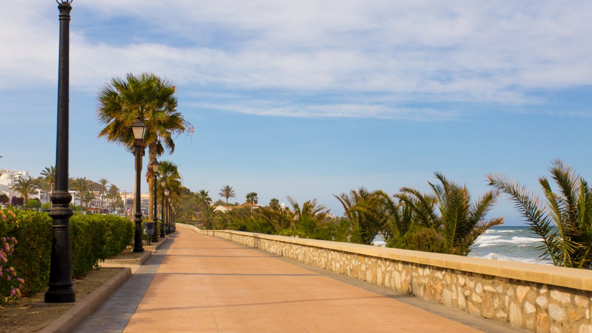 Imagen del Paseo Marítimo de Mojácar.