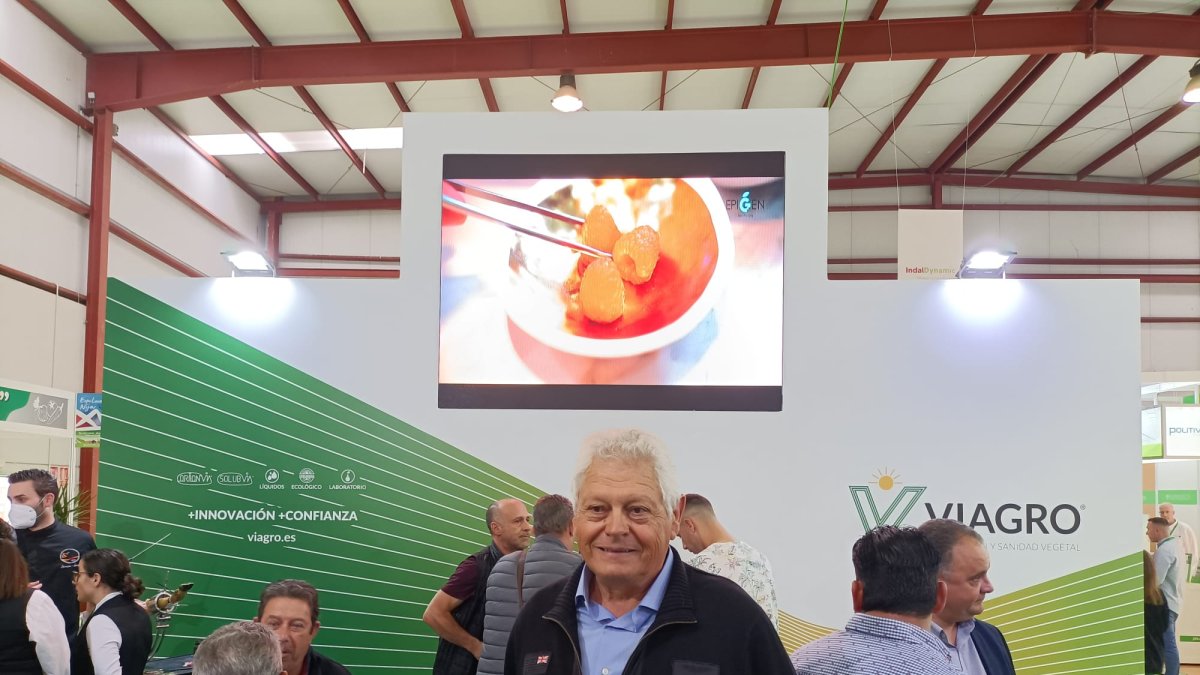 Francisco del Águila, fundador de Viagro, en el expositor.