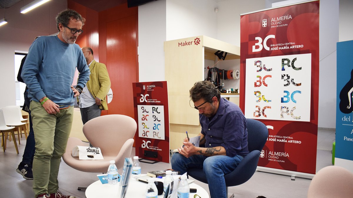 Ray Loriga firma una de sus obras a un lector y también escritor: el almeriense Tote de Simón (El blues del Bayyana).