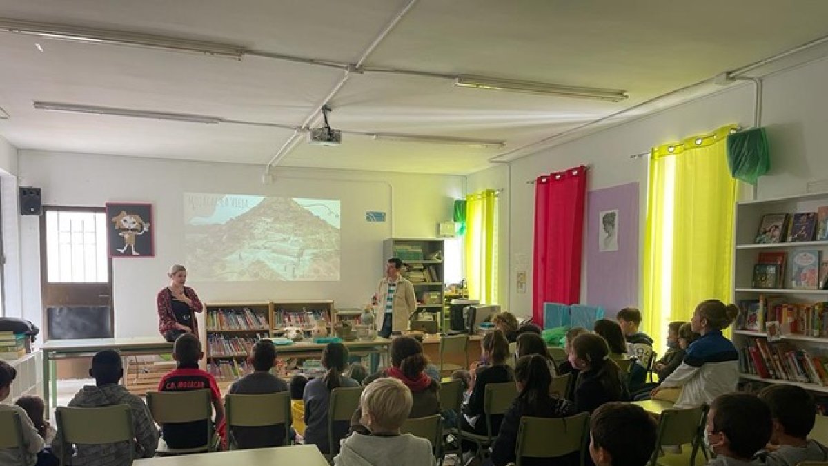 Alumnos de los cursos 3º y 4º del CEIP Bartolomé Flores en la clase magistral sobre Mojácar la Vieja.