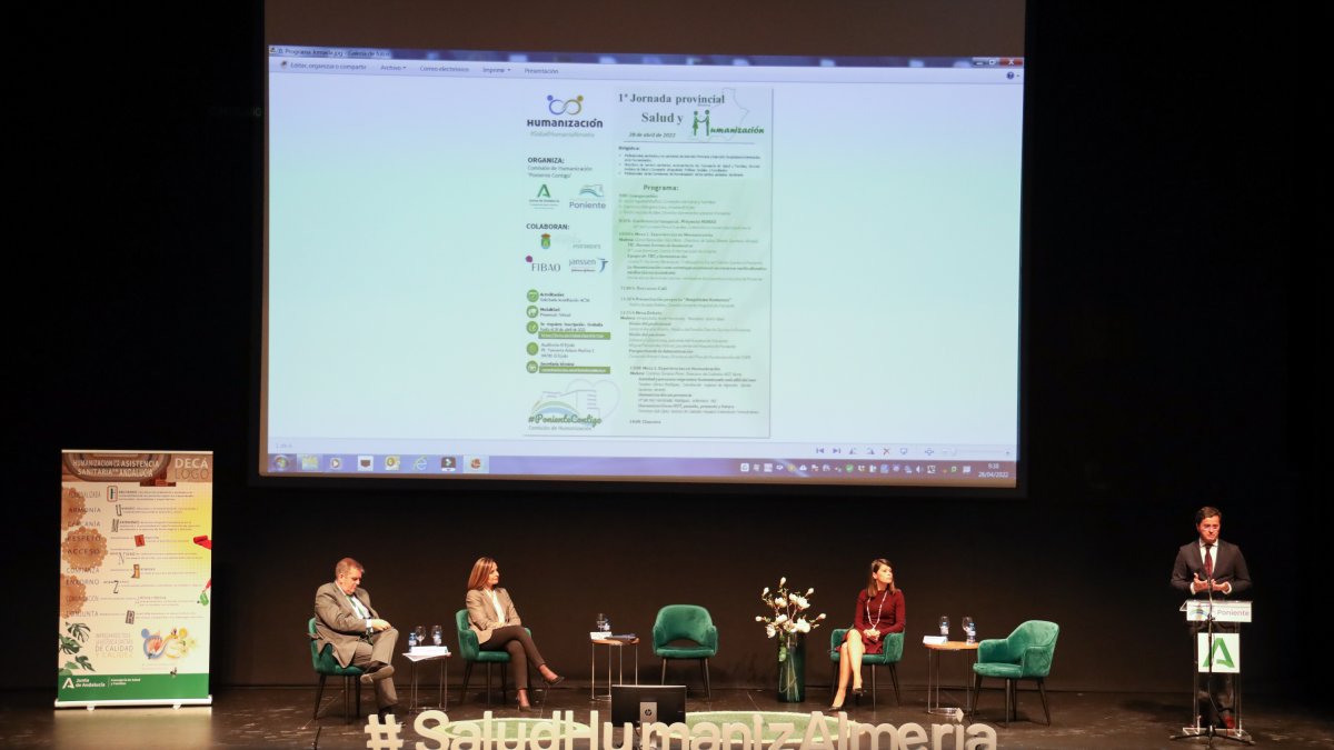 Delegada de la Junta, vicepresidenta de la Diputación, alcalde de El Ejido y el director del Hospital.