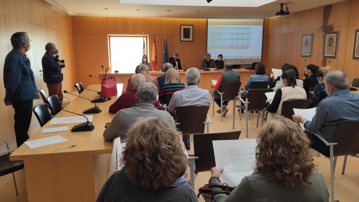 Ayuntamiento de Adra publica encuesta en sus redes sociales.