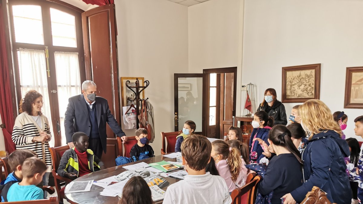 alumnos de 3º y 4º de primaria del colegio Cuatro Caños en su visita al Ayuntamiento.