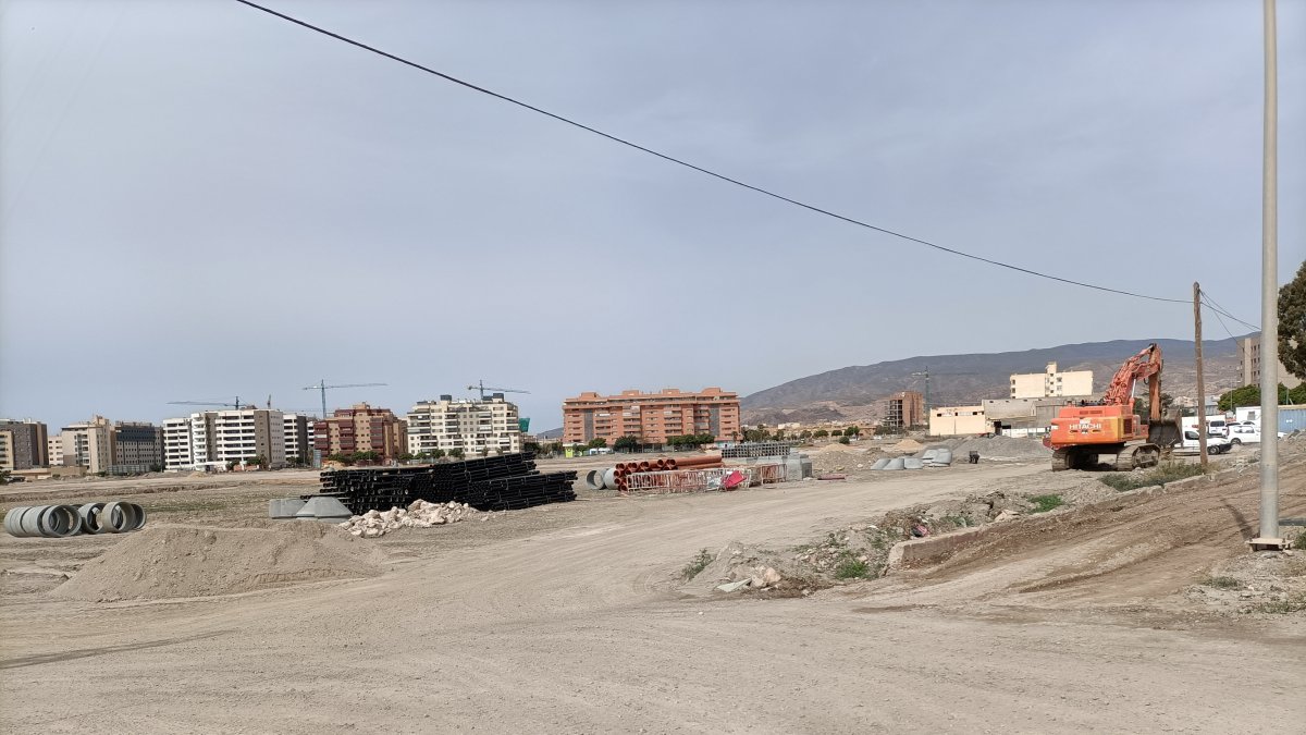 Los trabajos se concentran en estos momentos en la colocación de las canalizaciones para la llegada de pluviales, saneamiento y electricidad