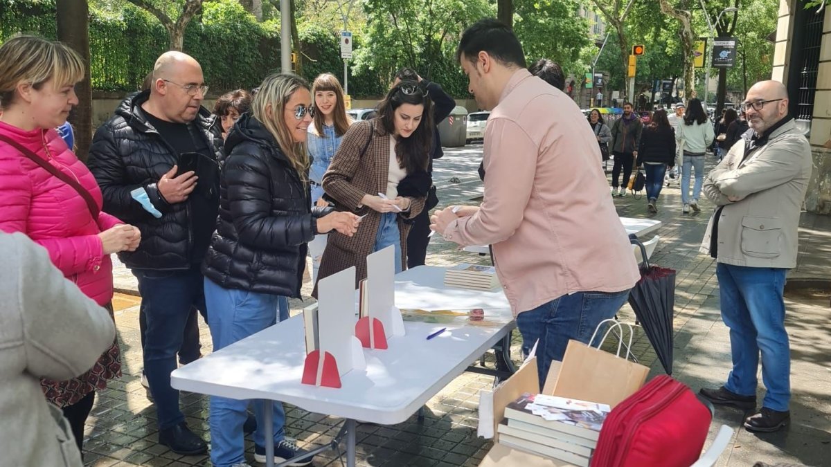 Fran López Castillo, autor superventas de Círculo Rojo, firmando en Sant Jordi.